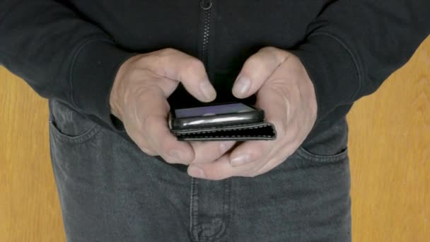 Mann Benutzte Ein Handy — Stockvideo