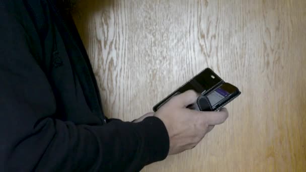 Mann Benutzte Ein Handy — Stockvideo