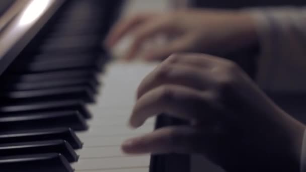 ピアノを弾く少年 10歳 手を閉じてミュージカル作品を終わらせる — ストック動画