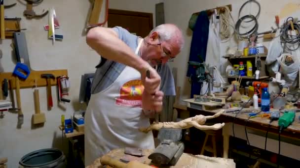Escultor Italiano Taller Trabajando Una Estatua Madera Olivo — Vídeo de stock