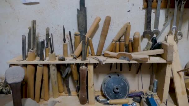 Escultor Italiano Taller Trabajando Una Estatua Madera Olivo — Vídeos de Stock