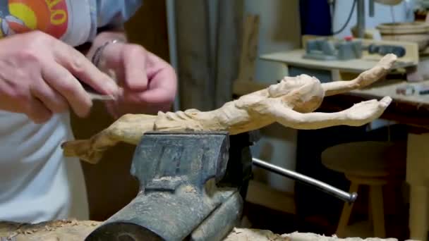 オリーブの木の像に取り組む彼のワークショップでイタリアの彫刻家 — ストック動画