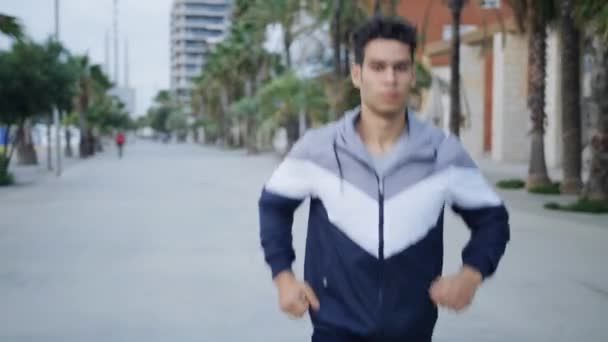 Νεαρός Ελκυστικός Αθλητής Τρέχει Και Κάνει Ασκήσεις Στη Γέφυρα Πρωί — Αρχείο Βίντεο