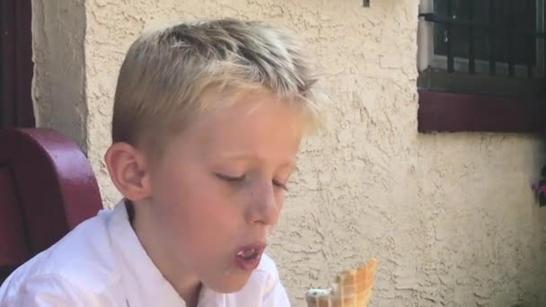 Çocuk Külahta Dondurma Yiyor Dışarıda Bir Bankta Otururken Güneşli Bir — Stok video