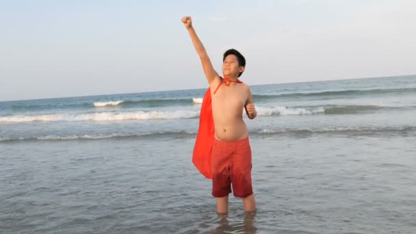 Азиатский Подросток Красной Обложке Стоящий Пляже Концепцией Супергероя Замедленная Съемка — стоковое видео