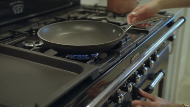 Het Aanzetten Controleren Van Warmte Van Een Frypan Met Hand — Stockvideo