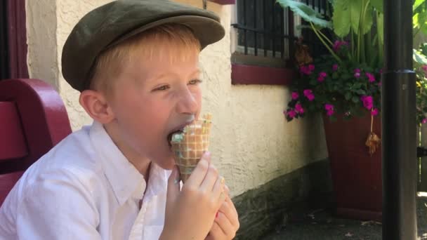 Pojke Irländsk Hatt Äter Glass Kon Utanför Sittande Bänk Solig — Stockvideo