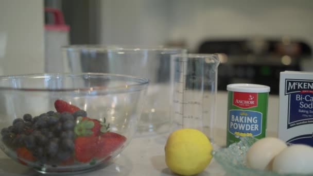 Câmera Lentamente Frita Ingredientes Que Serão Usados Para Fazer Panquecas — Vídeo de Stock