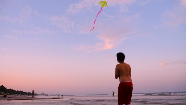 Joven Jugando Con Cometa Playa Durante Puesta Sol Cámara Lenta — Vídeo de stock