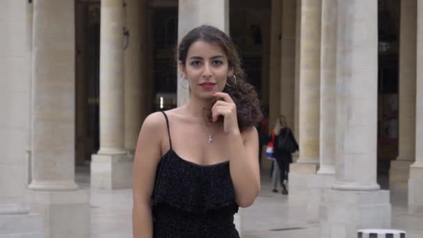 Modello Parigi Flirtare Con Fotocamera Palazzo Reale — Video Stock