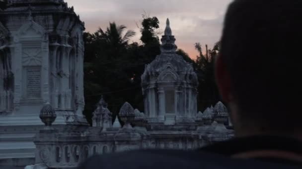 Resor Landskap Professionell Fotograf Fotografering Genom Solnedgång Buddhist Temple Wat — Stockvideo