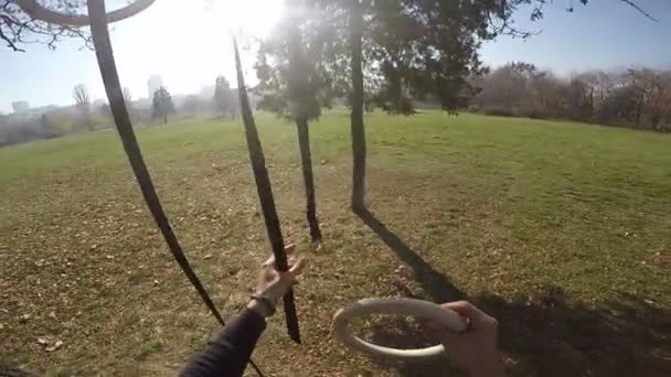 公園樹に木製のジムリングをインストールするFpv 60Pから30P — ストック動画