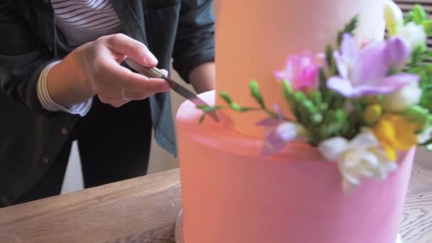 Padeiro Tocando Bolo Rosa Slow — Vídeo de Stock