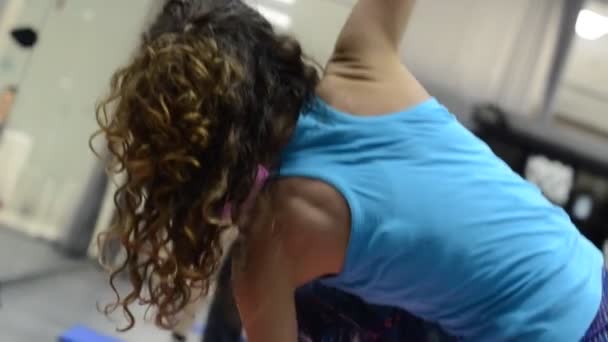 Привлекательная Молодая Женщина Учитель Йоги Демонстрирует Упражнения Группового Абстрактного Движения — стоковое видео