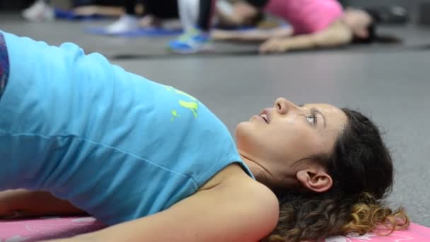 Attraktive Junge Yogalehrerin Zeigt Der Klasse Übungen — Stockvideo