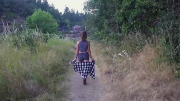 一个可爱的屁股姑娘在公园里散步的手持录像 — 图库视频影像