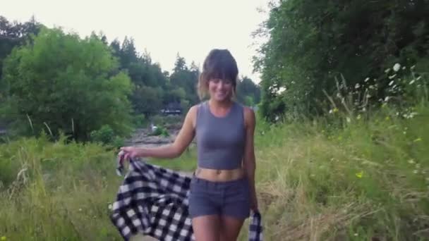 Ruční Záběry Roztomilé Hipster Dívka Objevující Park — Stock video