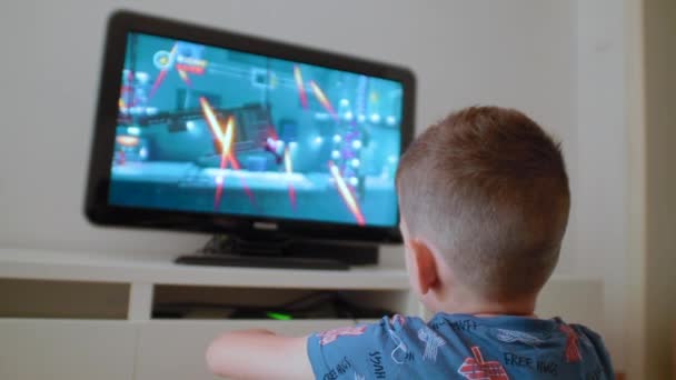 Хлопчик Сидить Підлозі Грає Відеоігри Вдома — стокове відео