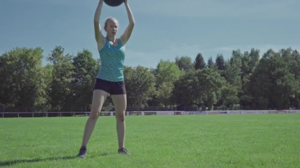 Koşu Antrenmanı Yapan Bayan Sporcu — Stok video
