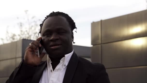 Close Gimbal Shot Homem Negro Rindo Desfrutando Uma Conversa Seu — Vídeo de Stock