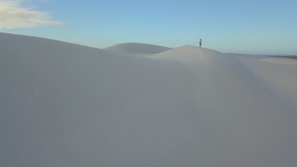 Homem Caminhando Dunas Areia África Sul — Vídeo de Stock