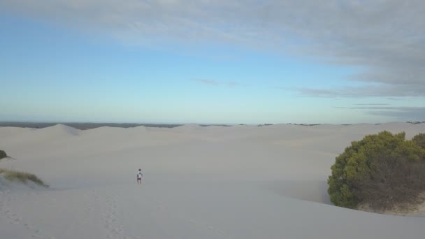 Aéreo Homem Caminhando Dunas Areia África Sul — Vídeo de Stock
