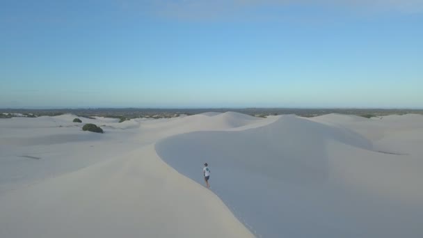 Aéreo Homem Caminhando Dunas Areia África Sul Pôr Sol — Vídeo de Stock