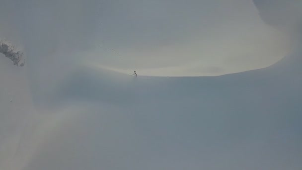 Dramatische Luftaufnahme Eines Mannes Beim Wandern Sanddünen Südafrika — Stockvideo