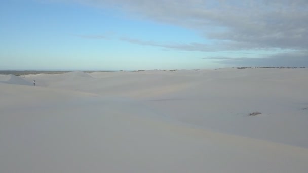 Luchtfoto Van Mens Wandelen Zandduinen Zuid Afrika — Stockvideo