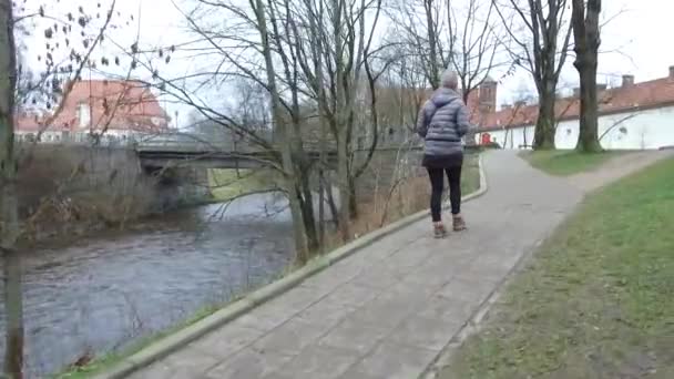 Een Meisje Dat Straat Loopt Eurowinter Wandelen Langs Rivier — Stockvideo