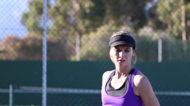 Närbild Kvinnlig Tennisspelare Som Spelar Tennis Tennisbana — Stockvideo