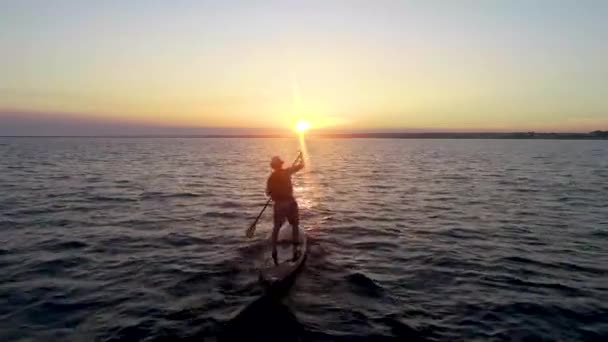 Paddleboarder Achtervolgt Zonsondergang Een Baai — Stockvideo