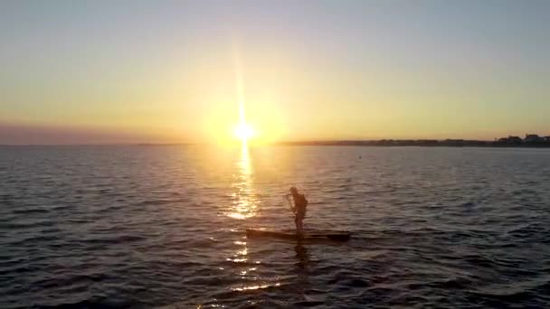 Homme Pagayant Travers Grand Lac Coucher Soleil — Video