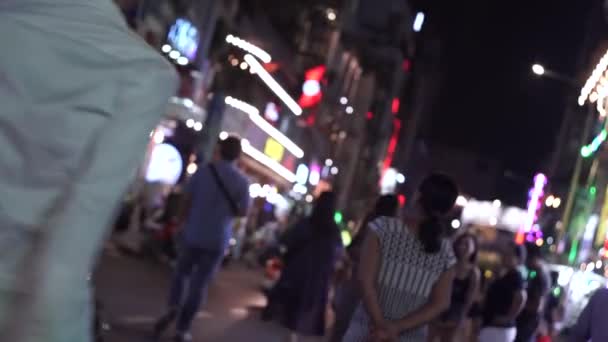 Pessoas Caminhando Noite Chi Minh City Bairro Mochileiro — Vídeo de Stock