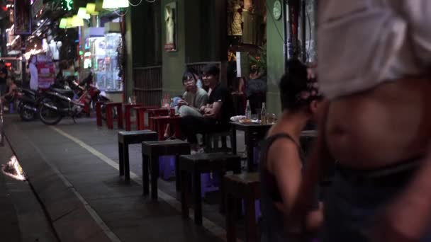 Chi Minh Şehrinin Sırt Çantalı Sokağında Içenler — Stok video