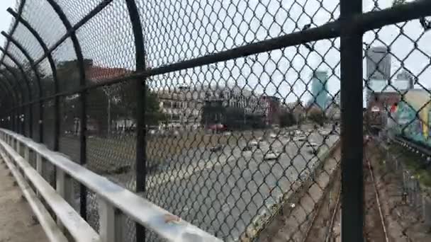 Boston Ponte Acima Estrada Pessoas Andando Trava Uma Ponte — Vídeo de Stock
