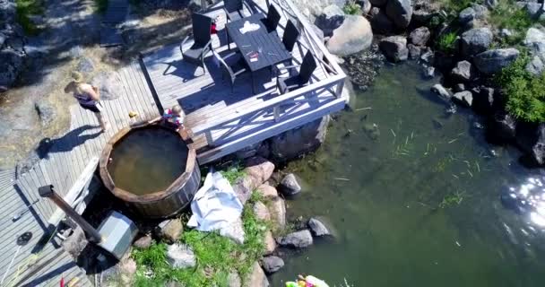 Aerial Familienzeit Kinder Spielen Ufer Und Wasser Erwachsene Diskutieren Und — Stockvideo