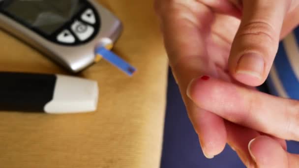 Kan Şekerini Ölçmek Için Parmağını Delen Hamile Kadınlar — Stok video