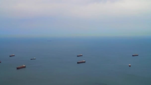 Disparos Aéreos Izquierda Numerosos Buques Carga Anclados Alta Mar Gibraltar — Vídeos de Stock