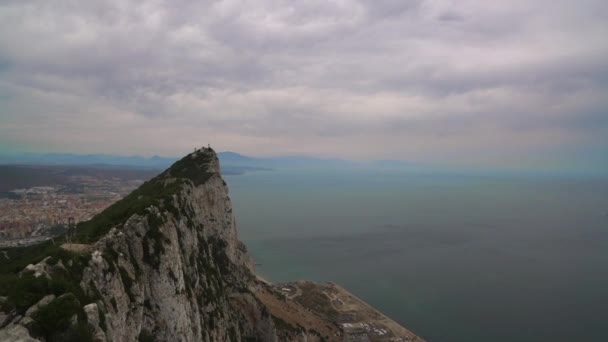 Disparos Aéreos Izquierda Montaña Primer Plano Con Puerto Segundo Plano — Vídeos de Stock