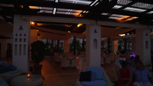 Open Air Resort Bei Sonnenuntergang Mit Hafen Und Nachtleben Hintergrund — Stockvideo
