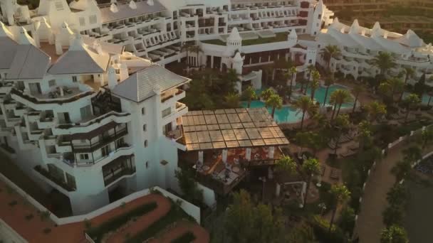 Carrelli Aerei Movimento Lussuoso Resort Tramonto Piscina Circondata Palme — Video Stock