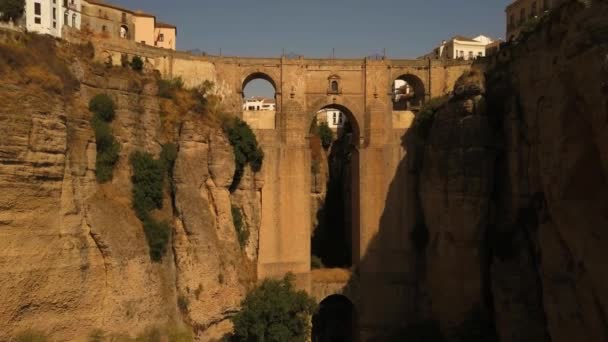 Aerial Mover Voltar Para Trás Ponte Rochosa Histórica Com Cachoeiras — Vídeo de Stock