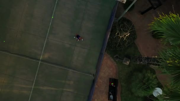 Aerial Top Moving Backwards Jugadores Tenis Jugando Cancha Verde — Vídeo de stock