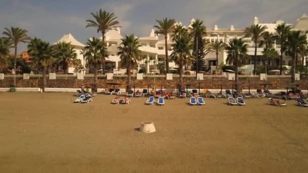 Aerial Moving Backwards Praia Com Banhistas Frente Luxuoso Resort Com — Vídeo de Stock