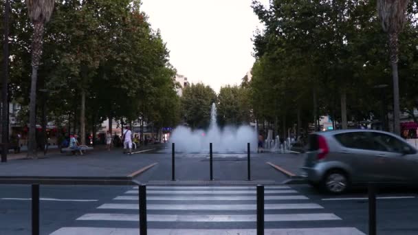 Verkeer Mensen Lopen Place General Gaulle Antibes Zuid Frankrijk Fontein — Stockvideo