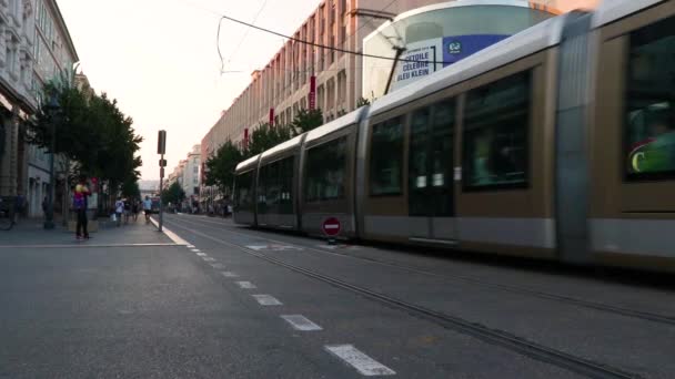 Люди Движение Авеню Жан Медесен Ницце Юге Франции Проезжают Трамваи — стоковое видео