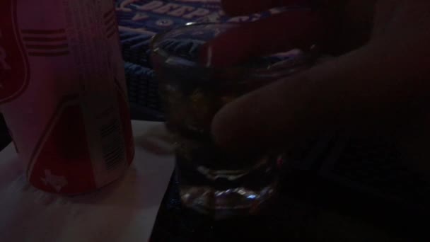 在酒吧黑暗的灯光下 一个人在桌上拿起饮料的实景照片 — 图库视频影像