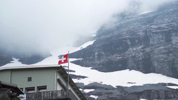 Bandeira Suíça Agitando Dramaticamente Com Pássaros Voando Câmera Lenta Nas — Vídeo de Stock