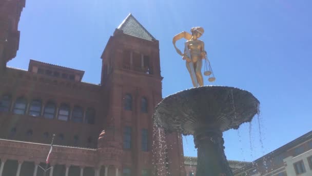 Real Time Shot Fountain Lady Justice Situated Afternoon Sun Shining — Stock Video